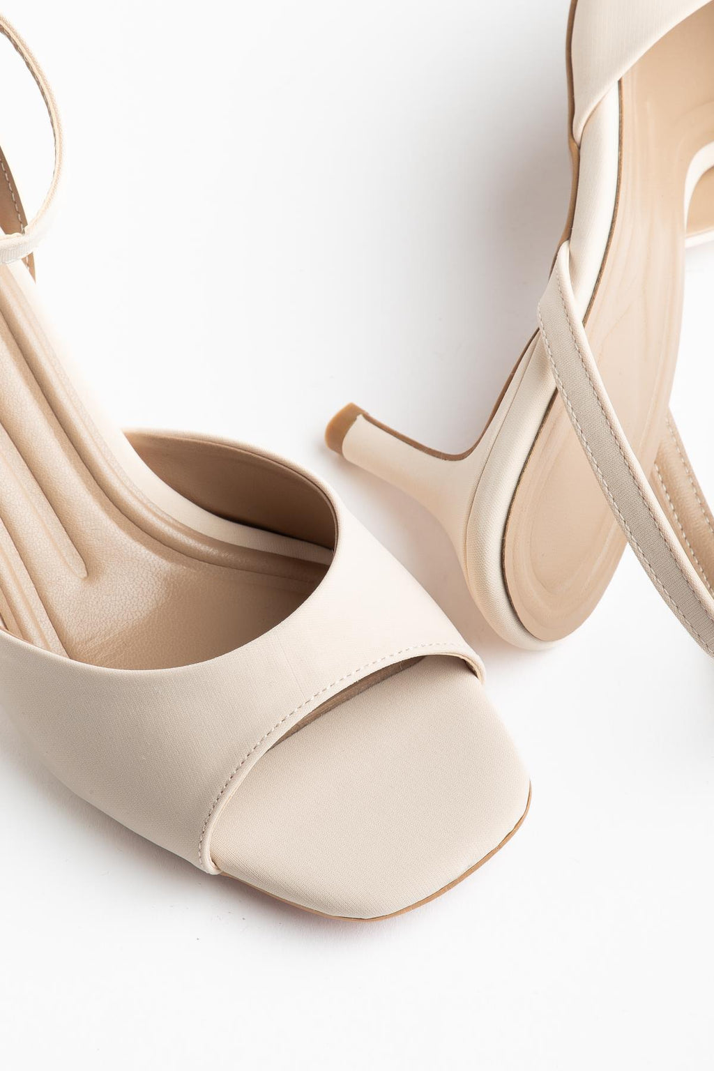 Suins Carmel Model Kadın Bilekten Bağlamalı Stiletto Ayakkabı