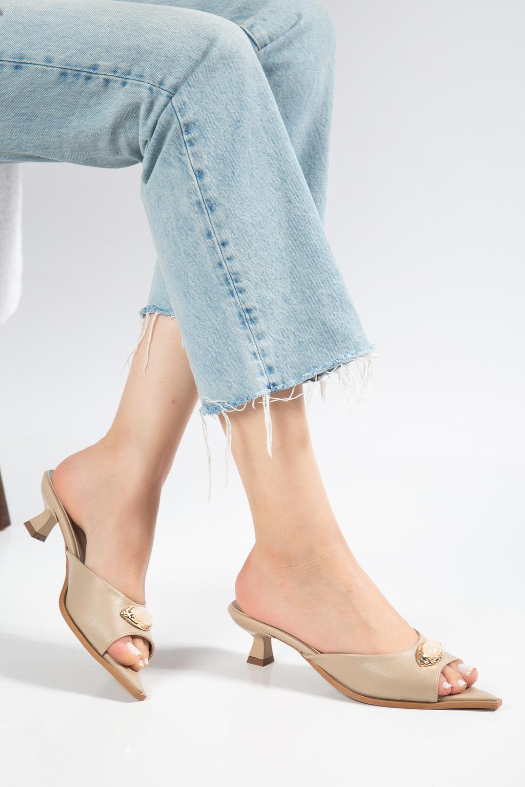 Suins Gisella Model Taşlı Toka Detaylı Terlik