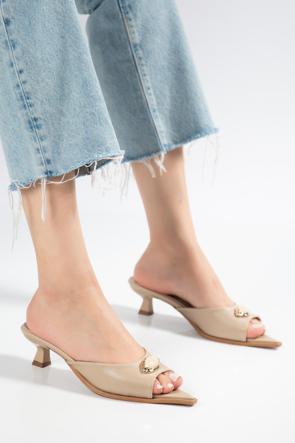 Suins Gisella Model Taşlı Toka Detaylı Terlik