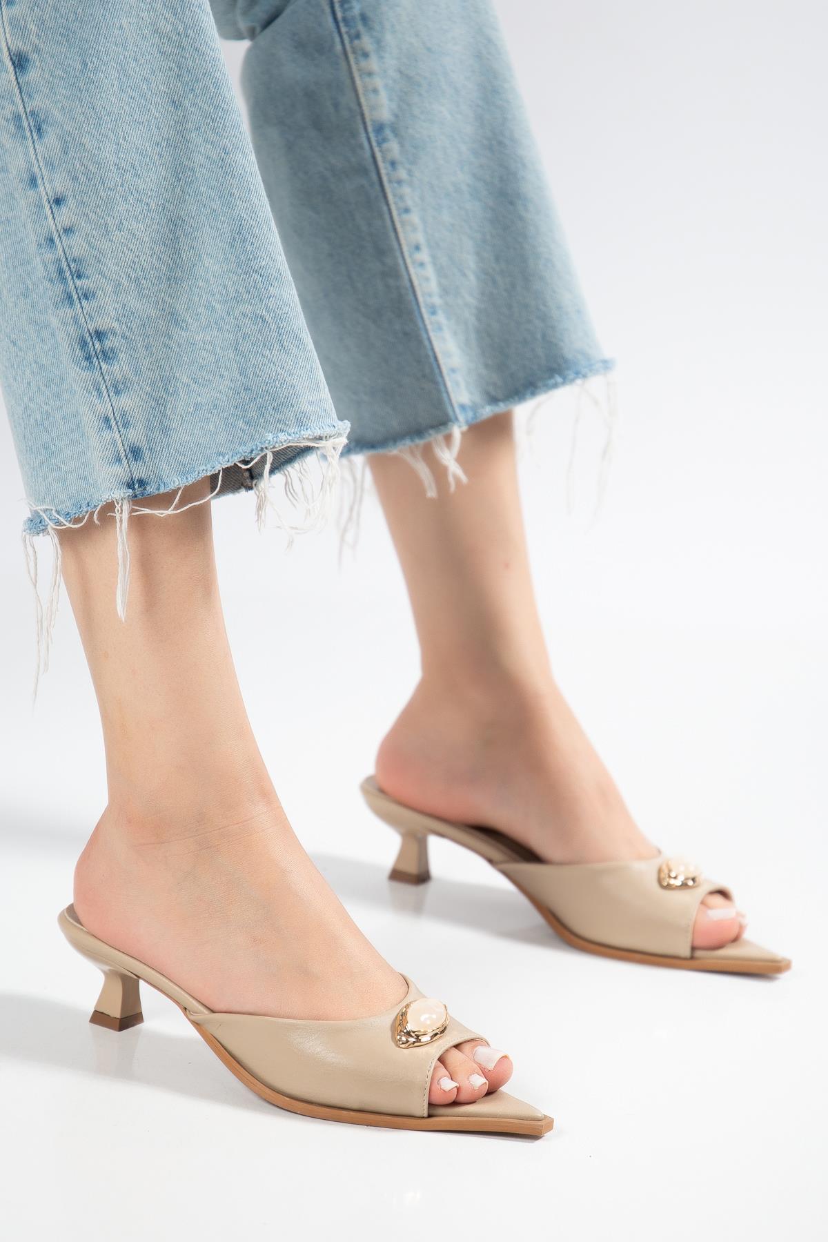 Suins Gisella Model Taşlı Toka Detaylı Terlik