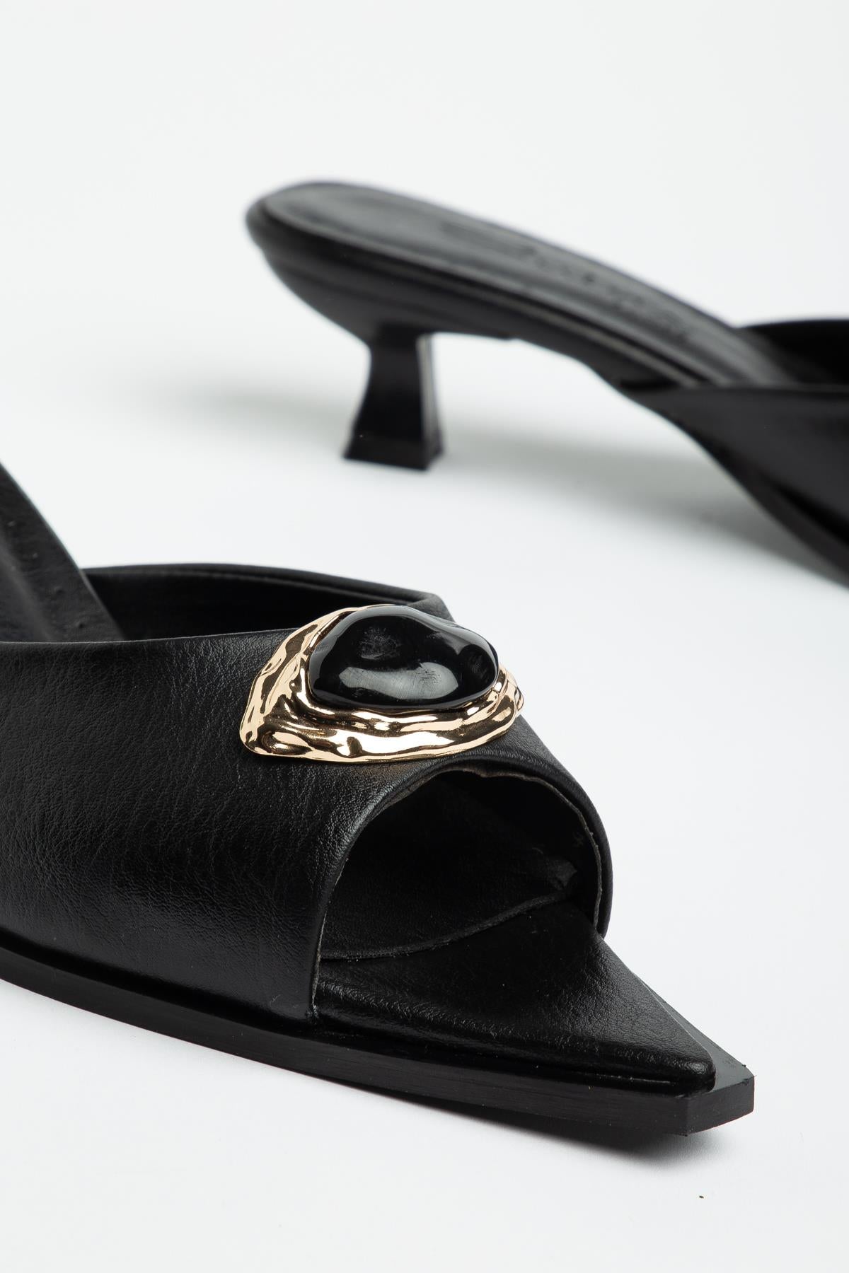 Suins Gisella Model Taşlı Toka Detaylı Terlik