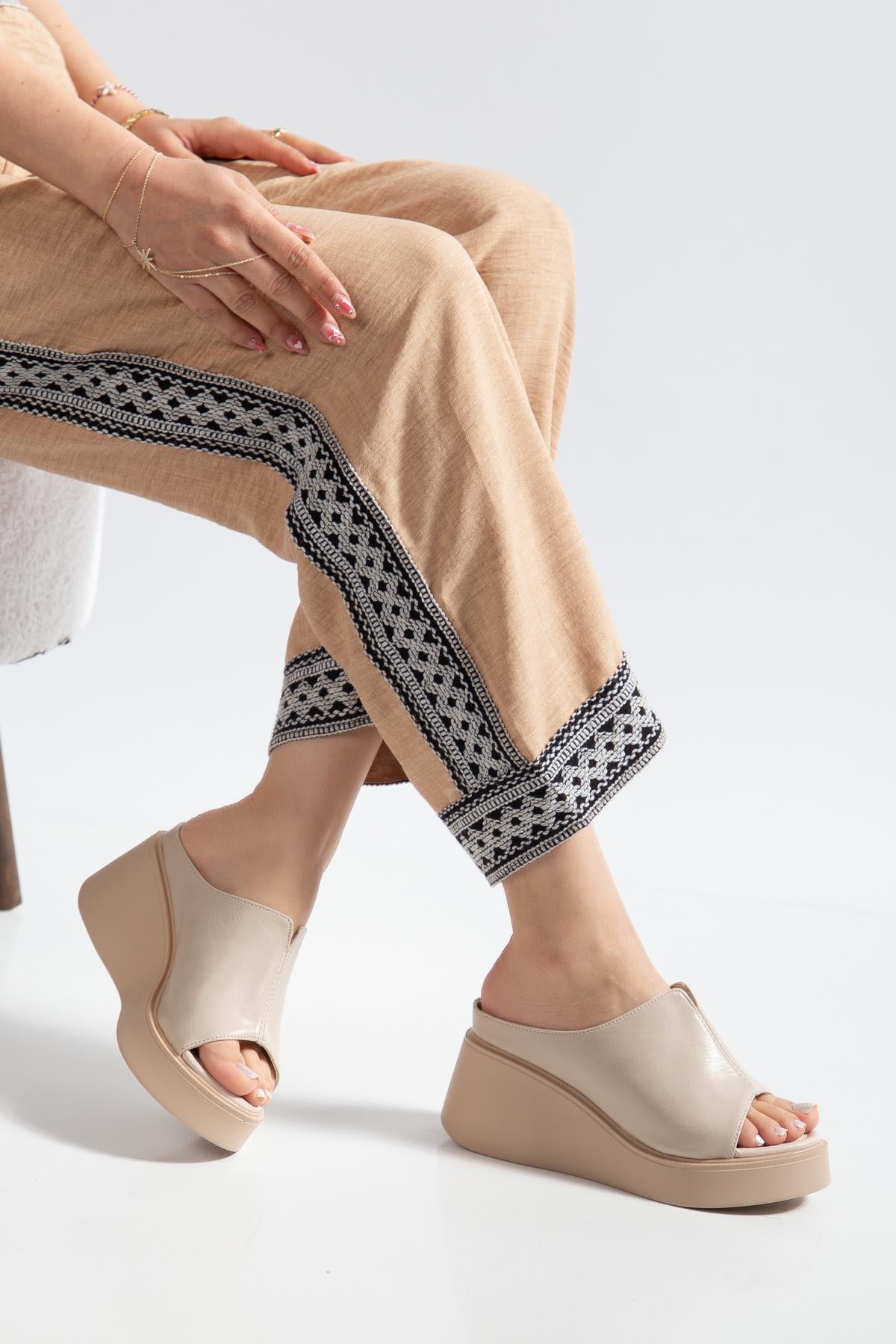 Suins Jorge Model Dolgu Topuklu Terlik Ürün ana görseli