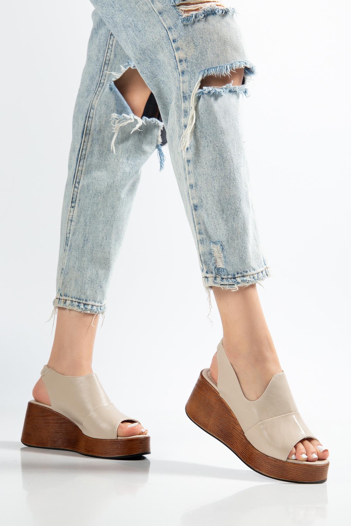 Suins Luby Model Arkası Lastikli Dolgu Topuk Sandalet