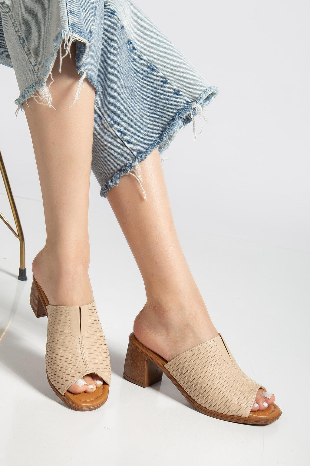 Suins Gentle Model Hakiki Deri İşlemeli Terlik