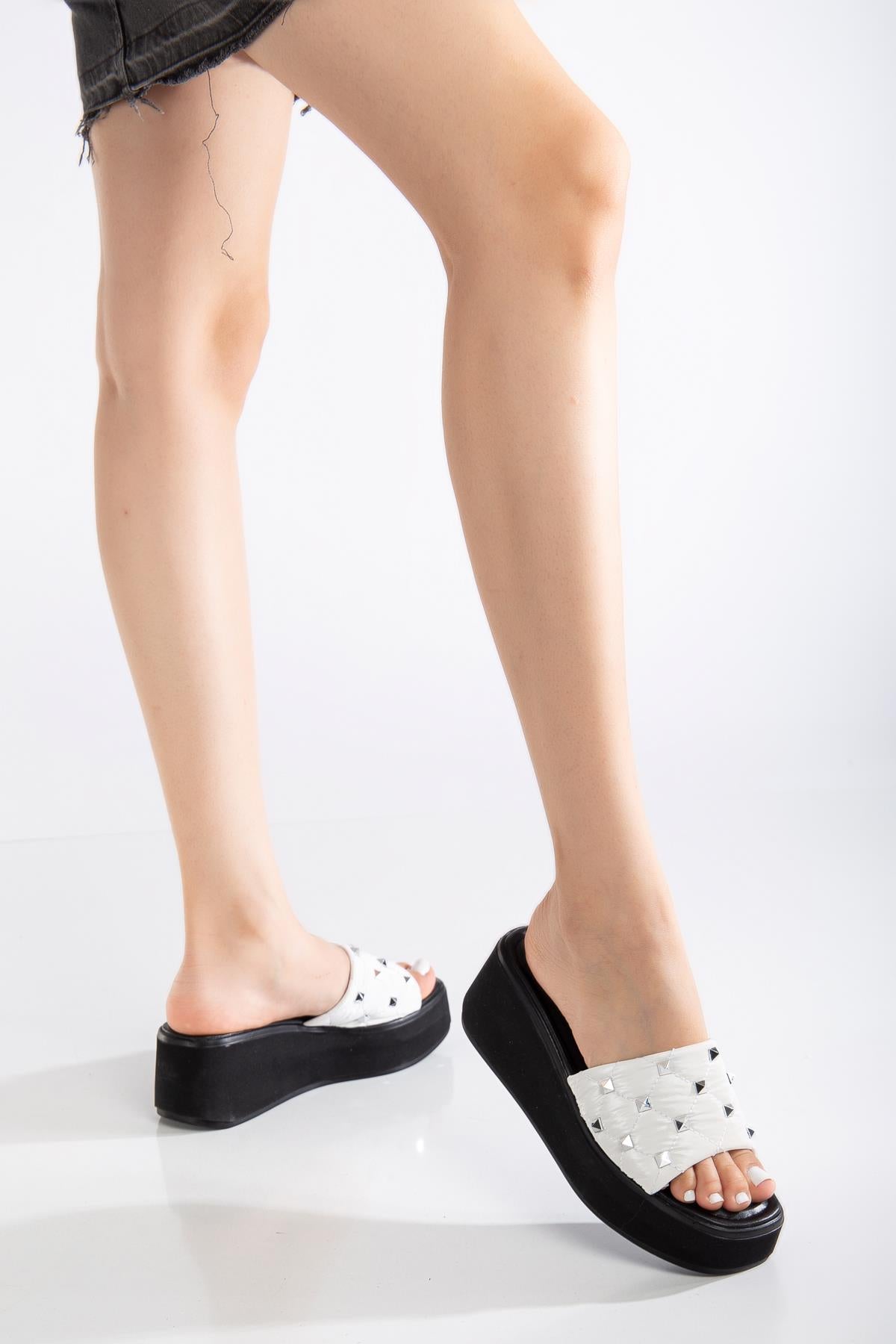 Suins Wanda Model Zımba Aksesuarlı Terlik Ürün ikincil görseli