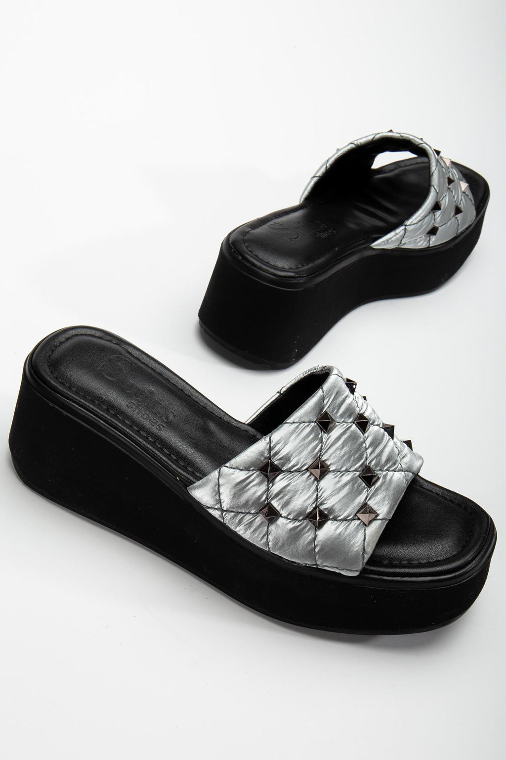 Suins Wanda Model Zımba Aksesuarlı Terlik